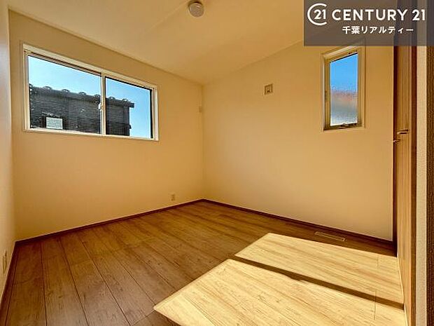 掃き出し窓がないお部屋は、お子様のお部屋としても安心です！収納スペースも充実しているので散らかったお部屋をサッと片付けられます！