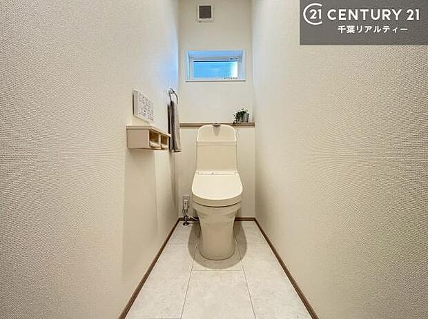 1・2階にトイレがございます！朝の忙しい時間帯も待たずにすみそうですね。白を基調とした清潔感のあるトイレでお手入れがしやすいです！