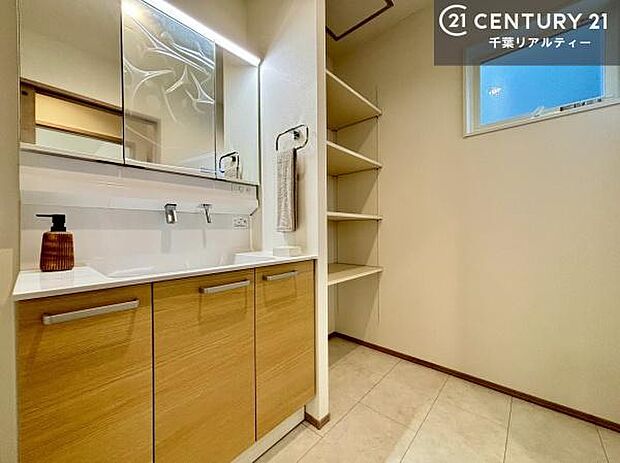 小窓のついた洗面所は、光と風が入りやすく、いつでも快適にお使いいただけます。三面鏡で使い勝手が良く、鏡裏収納も備えておりますので、日用品やスキンケア用品もすっきり整理できます。