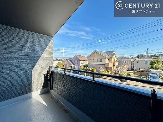 落ち着きある住宅街です！周囲には高い建物がなく、空が広く開放感があり、陽当たりを大きく遮られることもありません！気持ちの良い風が通り抜ける街並みです！