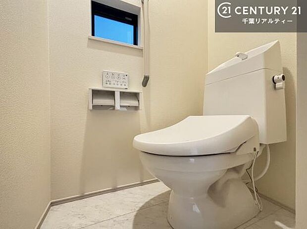 1・2階にトイレがございます！朝の忙しい時間帯も待たずにすみそうですね。白を基調とした清潔感のあるトイレでお手入れがしやすいです！