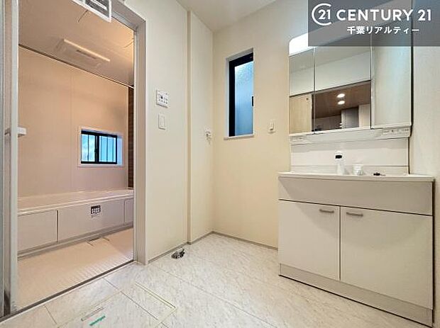 小窓付きの明るい洗面室です！湿気もすぐに入れ替えができて清潔に保つことができます！自然光が差し込むのでお化粧の仕上がりも良くなりますね！