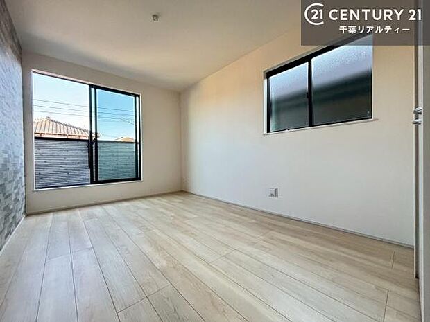 2面採光を確保した明るい室内は、風通しも良く、明るく大変居心地の良い空間となっております。リラックスして過ごせる心地の良いお部屋です！朝の目覚めがスッキリしますね！