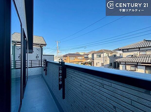 晴れた日には青い空を見渡せる開放的な時間を楽しめます。気持ちの良い風が通り抜ける街並みです！