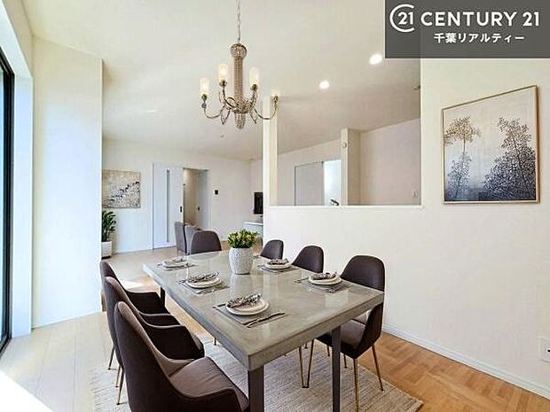 家具はCGパースです。心地良いリビングは家族が自然と集まります。家族団欒の時間が増えそうです。ご家族と、より一層充実した時間を過ごせそうですね。