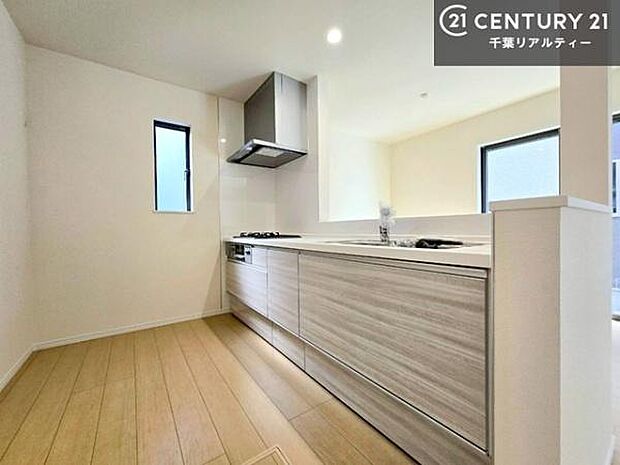 作業がしやすいシステムキッチンです!収納がたくさん付いているので、調理スペースに物を置かなくて済むので、広々使えて、快適に作業ができます!