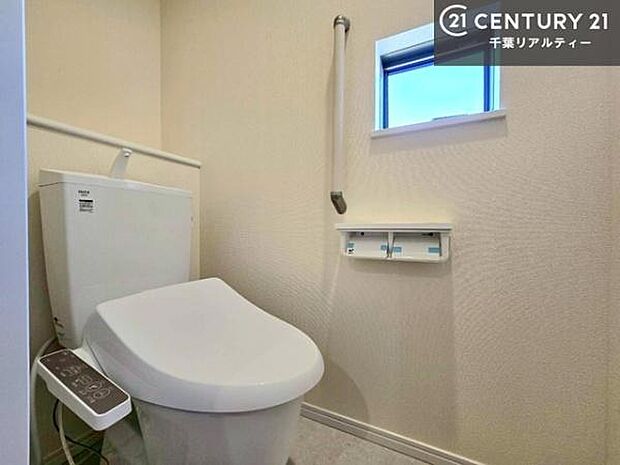 1・2階にトイレがございます!朝の忙しい時間帯も待たずにすみそうですね。白を基調とした清潔感のあるトイレでお手入れがしやすいです!