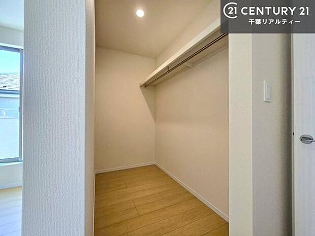 ウォークインクローゼット付きです。たくさんのお洋服などを収納しておけそうですね!他にも扇風機や加湿器など季節物の大きな家電も収納できます!