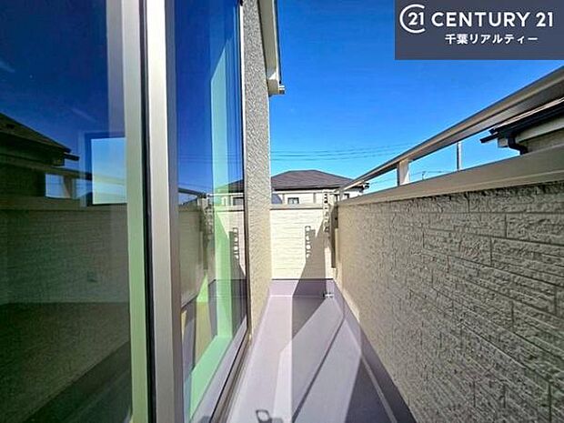 陽当たりの良いバルコニーで、お洗濯物もよく乾きそうですね!お天気の良い日にはバルコニーへ出てリフレッシュするのも気持ちよさそうです。