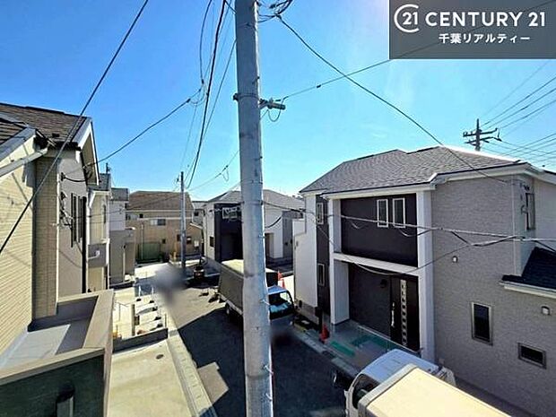 晴れた日には青い空を見渡せる開放的な時間を楽しめます。気持ちの良い風が通り抜ける街並みです!