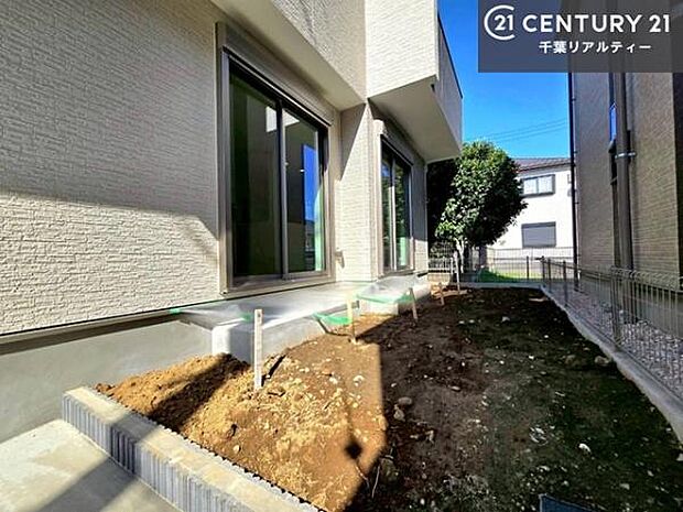 ちょっとしたお庭スぺースが付いています!ガーデニングも楽しめそうですね。