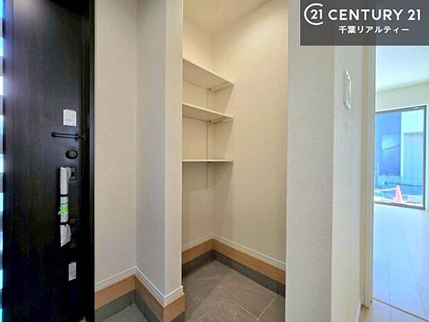 シューズインクローク付きです!シューズだけでなくベビーカーや折り畳み自転車、アウトドア用品もスッキリと片付けられます!