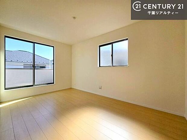 明るく温もりがあり、換気もしっかりできます!朝起きて、背伸びをしつつ深呼吸をし良い朝を迎え入れることが出来そうですね!