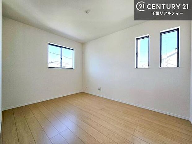 2面採光を確保した明るい室内は、風通しも良く、明るく大変居心地の良い空間となっております。リラックスして過ごせる心地の良いお部屋です!