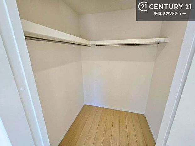 ウォークインクローゼット付きです。たくさんのお洋服などを収納しておけそうですね!他にも扇風機や加湿器など季節物の大きな家電も収納できます!