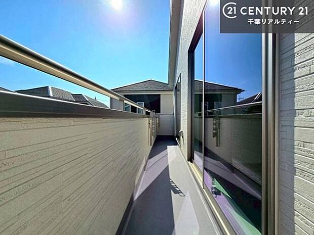 陽当たりの良いバルコニーで、お洗濯物もよく乾きそうですね!お天気の良い日にはバルコニーへ出てリフレッシュするのも気持ちよさそうです。