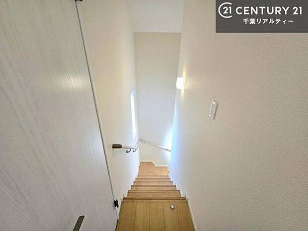 階段は明るく手摺りもついています!お子様やご年配の方も安心してご利用頂けますね!