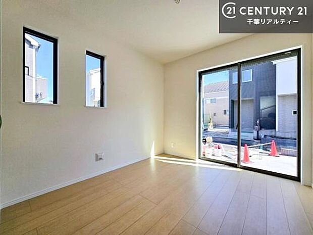 リビングと隣接した洋室です!家事の休憩スペースやキッズスペースとして活用するのもよさそうですね!