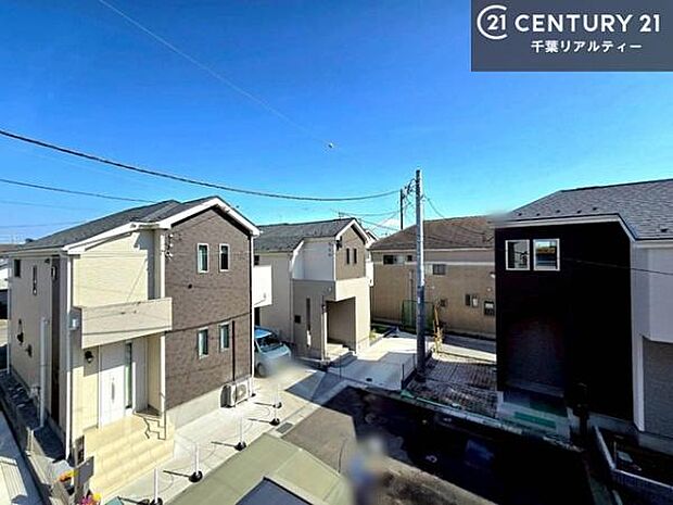 晴れた日には青い空を見渡せる開放的な時間を楽しめます。気持ちの良い風が通り抜ける街並みです!