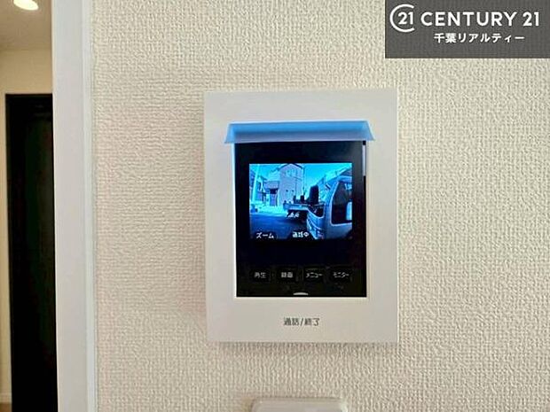 TVモニター付インターフォンを完備。来訪者の顔を確認してから対応できるため、防犯面にも配慮された安心の設備です。