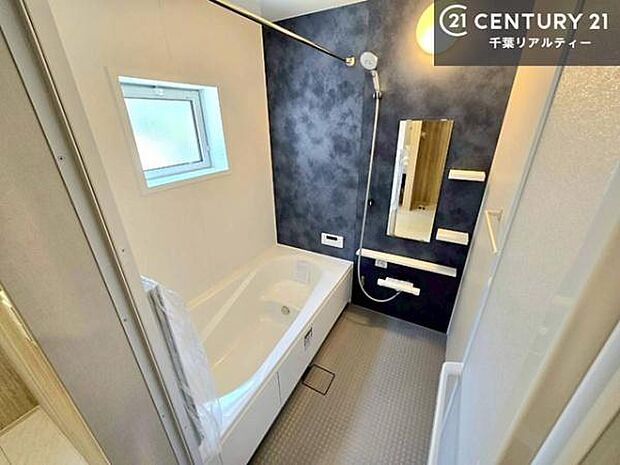 窓からのやわらかな光が差し込む浴室は、換気もしやすく快適。1日の疲れをしっかりと癒してくれる浴室です。