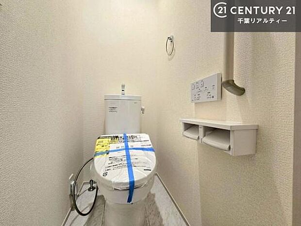 温水洗浄便座につき、冬場は便座が暖かくできるので冷たい便座に座らずに済む嬉しい仕様です！