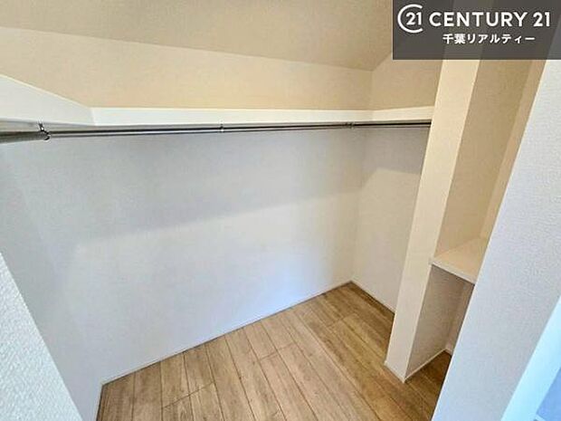 ウォークインクローゼット付きです。たくさんのお洋服などを収納しておけそうですね！他にも扇風機や加湿器など季節物の大きな家電も収納できます！