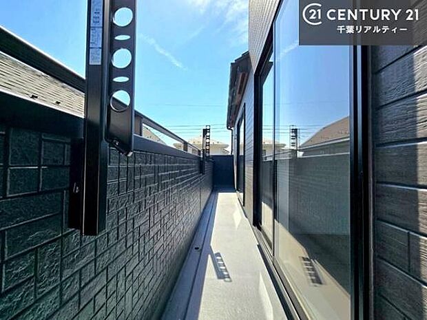 広々としているバルコニーです！お洗濯物を干すのはもちろん風に当たりながらくつろぎタイムが送れます！