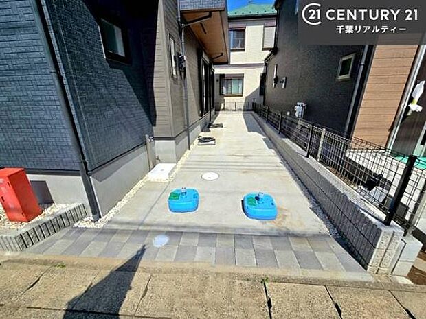 駐車スペースは2台分あります！セカンドカーはもちろん、バイクや自転車なども置き場所に困りません。