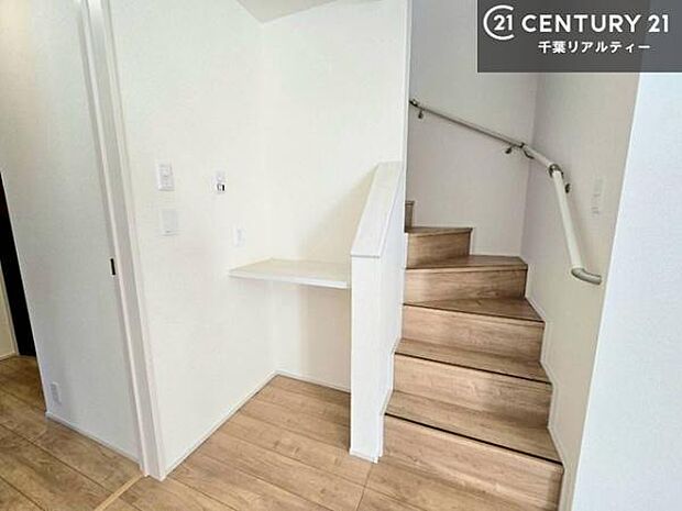 階段は明るく手摺りもついています！お子様やご年配の方も安心してご利用頂けますね！