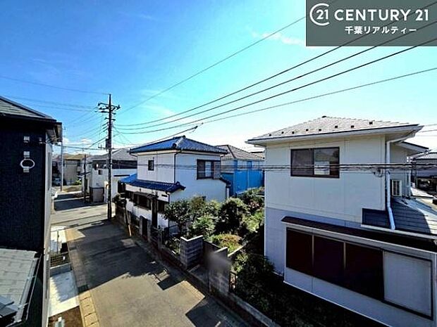 落ち着きある住宅街です！周囲には高い建物がなく、空が広く開放感があり、陽当たりを大きく遮られることもありません！気持ちの良い風が通り抜ける街並みです！