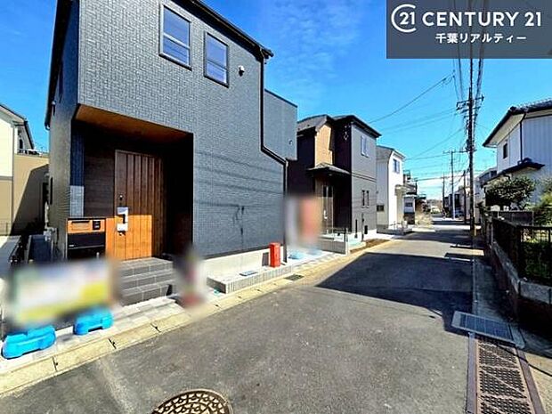 前面道路は約4ｍの落ち着いた住環境。車通りも比較的少なく、ゆったりと安心して出入りができます。