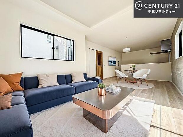 家具はCGパースです。心地良いリビングは家族が自然と集まります。家族団欒の時間が増えそうです。ご家族と、より一層充実した時間を過ごせそうですね。