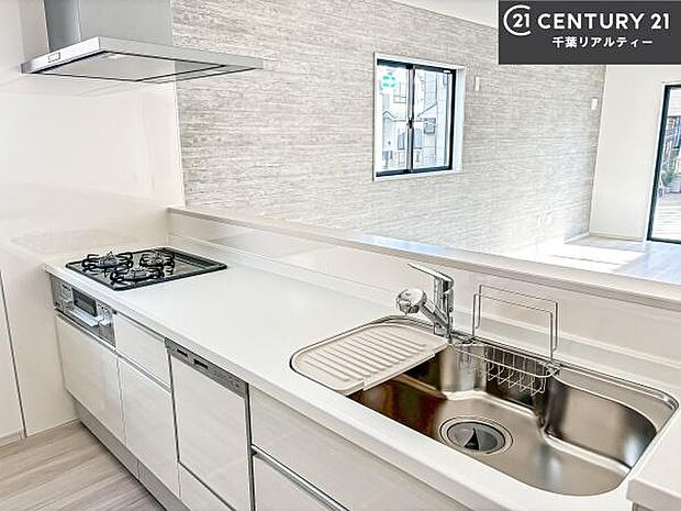 大人気の対面式システムキッチンを採用しています！ご家族のコミュニケーションが自然と増える設計です。お子様にも目が届くので嬉しいですね。広々使えて快適に作業が進みます。