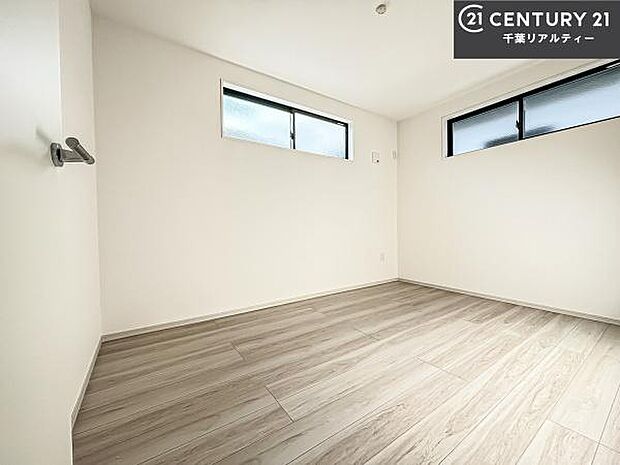 掃き出し窓がないお部屋は、お子様のお部屋としても安心です！収納スペースも充実しているので散らかったお部屋をサッと片付けられます！