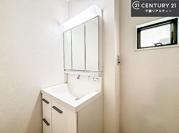 小窓付きの明るい洗面室です！湿気もすぐに入れ替えができて清潔に保つことができます！自然光が差し込むのでお化粧の仕上がりも良くなりますね！