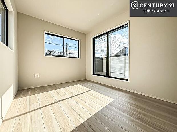 バルコニーに面している洋室です。明るく温もりがあり、換気もしっかりできます！朝起きて、外に出て背伸びをしつつ深呼吸をし良い朝を迎え入れることができます。