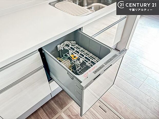 食洗機付き！忙しい時や冬場は手荒れ防止として大活躍します！ビルトイン仕様なので、場所も取らず調理スペースも広く使えて手際よく作業が出来ます！