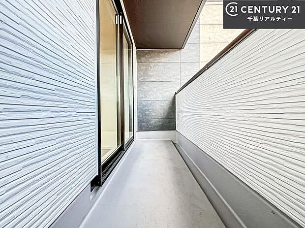 陽当たり良好なバルコニーです！晴れた日には青い空を見渡せる開放的な時間を楽しめます。