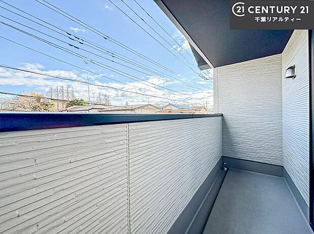 落ち着きある住宅街です！周囲には高い建物がなく、空が広く開放感があり、陽当たりを大きく遮られることもありません！気持ちの良い風が通り抜ける街並みです！