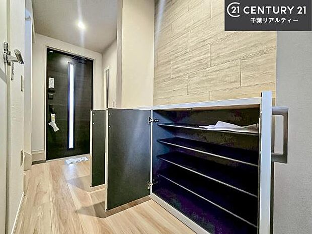 シューズボックス付きなので、玄関が片付きお掃除がしやすいです！スッキリした玄関で戸を開けた瞬間、清潔感のある心地いい空間が出迎えてくれます。