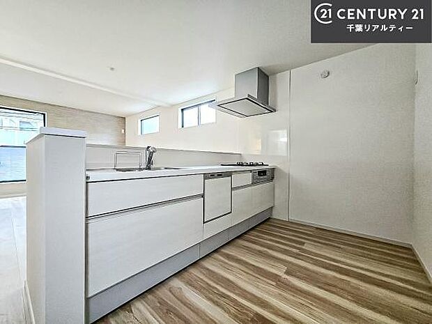 大人気の対面式システムキッチンを採用しています！ご家族のコミュニケーションが自然と増える設計です。お子様にも目が届くので嬉しいですね！広々使えて快適に作業が進みます。