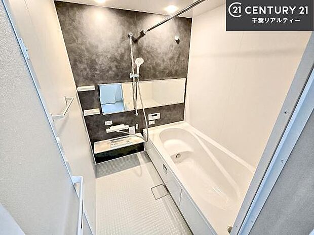 落ち着きある大人の雰囲気のバスルームは、味が出ていてバスタイムが充実！お仕事頑張っているご褒美にお好みの匂いの入浴剤を入れて、楽しんでみてはいかがでしょうか？