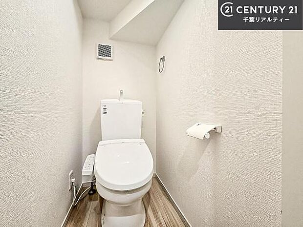 温水洗浄便座につき、冬場は便座が暖かくできるので冷たい便座に座らずに済む嬉しい仕様です！