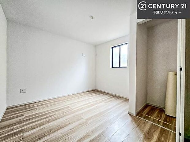 洋室は子供部屋や寝室、色々と用途多彩に利用できますね。収納力もたっぷりなので、広々気持ちよく過ごすことができます。