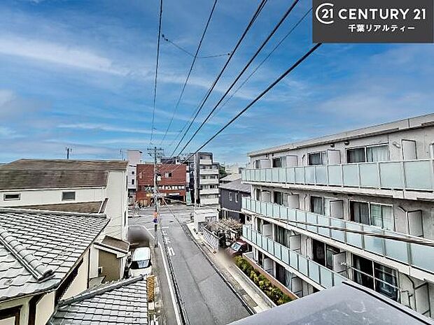 落ち着きある住宅街です！周囲には高い建物がなく、空が広く開放感があり、陽当たりを大きく遮られることもありません！気持ちの良い風が通り抜ける街並みです！