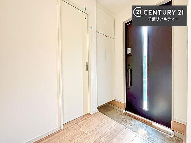 シューズボックス付き。玄関が片付きお掃除がしやすいです！スッキリした玄関で戸を開けた瞬間、清潔感のある心地いい空間が出迎えてくれます。