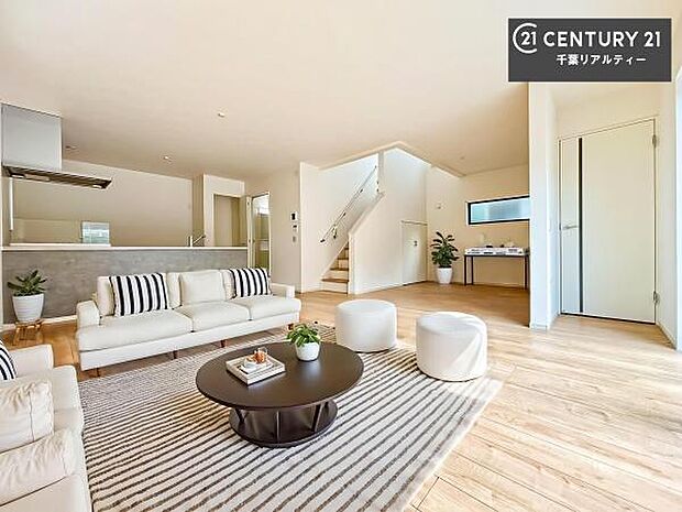 家具はCGパースです。大切な家族が集まるからこそLDKにはこだわりたい。子供たちが元気に笑いながら走り回っている姿を見た時が「広い家にして良かった」と思う瞬間です。【現地販売会開催中】