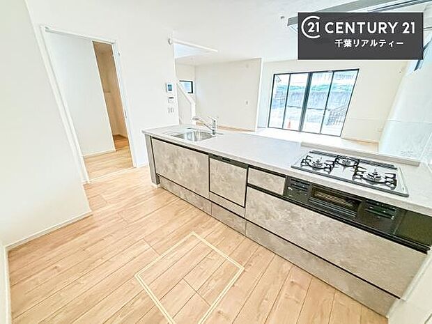 大人気の対面式システムキッチンを採用しています！ご家族のコミュニケーションが自然と増える設計です。お子様にも目が届くので嬉しいですね！広々使えて快適で作業が進みます。