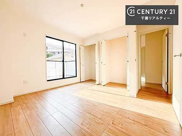 バルコニーへ面した洋室なので天気のいい日はバルコニーへ出てリフレッシュするのもいいですね！充実したプライベートタイムが送れる洋室！陽当たり、風通し良好です。